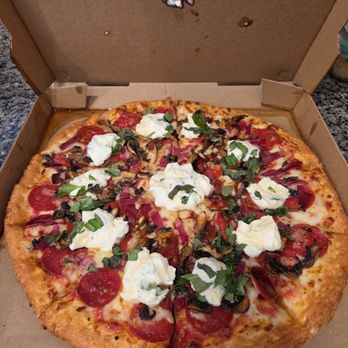 Bon Appetit pizzeria - Bon Appetit Way Large Pizza with pepperoni, bacon, and mushrooms - Pizza Near Me - Fontana, California Bon Appetit pizzeria - Bon Appetit Way Large Pizza with pepperoni, bacon, and mushrooms - Pizza Near Me - Fontana, California