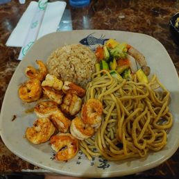 I had the Hibachi Shrimp dinner entree.  It was a lot of food. O.O;