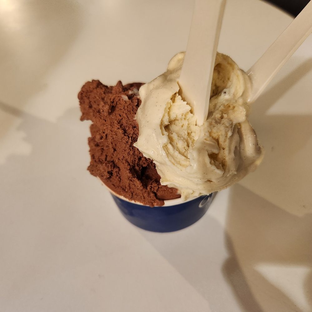 Grom - Vanille, Chocolat Extra Noir - Ice Cream & Frozen Yogurt Near Me - Paris, 75 Grom - Vanille, Chocolat Extra Noir - Ice Cream & Frozen Yogurt Near Me - Paris, 75