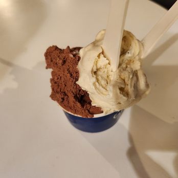 Grom - Vanille, Chocolat Extra Noir - Ice Cream & Frozen Yogurt Near Me - Paris, 75 Grom - Vanille, Chocolat Extra Noir - Ice Cream & Frozen Yogurt Near Me - Paris, 75