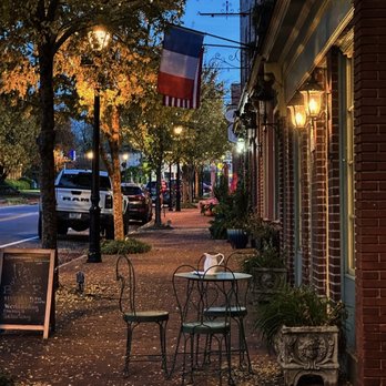 Près des Prés - Twilight outside of Près des Pres on Gordonsville's quaint main street. - French Near Me - Gordonsville, Virginia Près des Prés - Twilight outside of Près des Pres on Gordonsville's quaint main street. - French Near Me - Gordonsville, Virginia