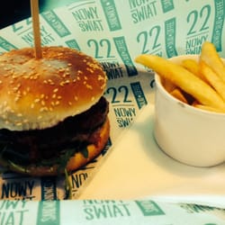 22 Bistro & Burger - Krwawy Oleś z burakiem - pycha! Przesympatyczna obsługa, czeskie piwo i burgery - czego można chcieć więcej? Ceny umiarkowane.