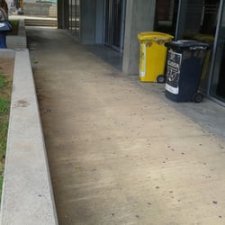 Casa del Alumno UPV - Vasos de plástico en el suelo a escasos 2 metros del contenedor amarillo. ¿Los que los han tirado serán ingenieros? En serio?