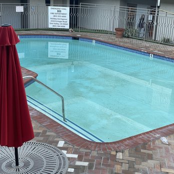 Holiday Inn Express Simi Valley - Cold and dirty pool - Hotels Near Me - Simi Valley, California