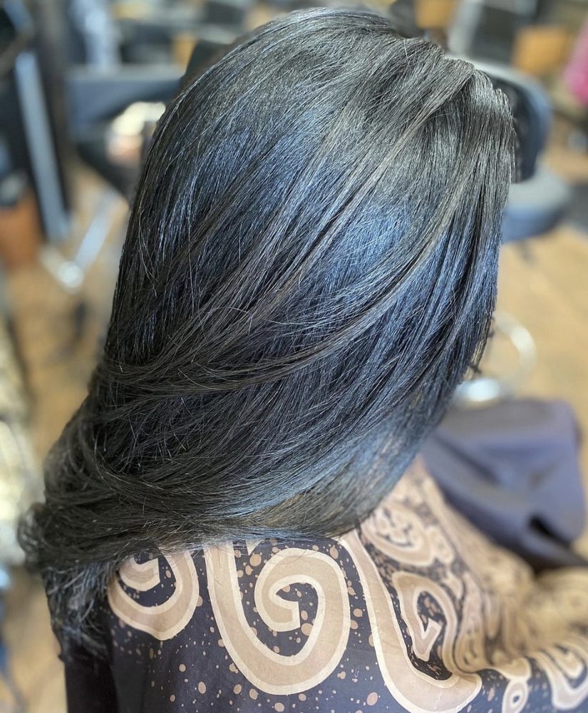 D'Niques Hair Resort Logo