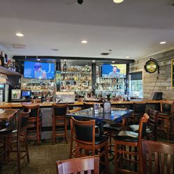 Freddie Paul's Steakhouse - Bar scene