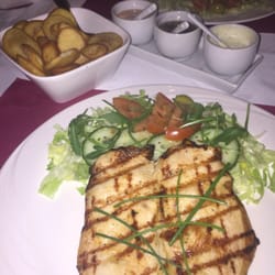 Steakhouse Roos - Kipfilet schotel met aardappelschijfjes en de drie sausjes!