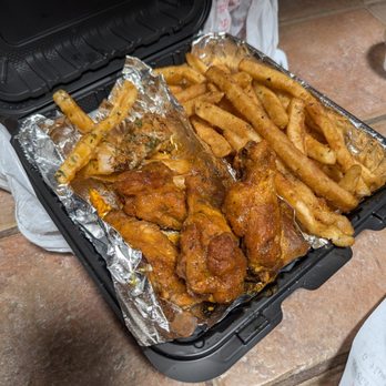 Mac Daddy Wingz and Cheeze - 8 wing combo with fries - Chicken Wings Near Me - Tempe, Arizona