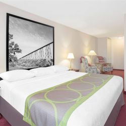 Super 8 by Wyndham Lethbridge - Guest room