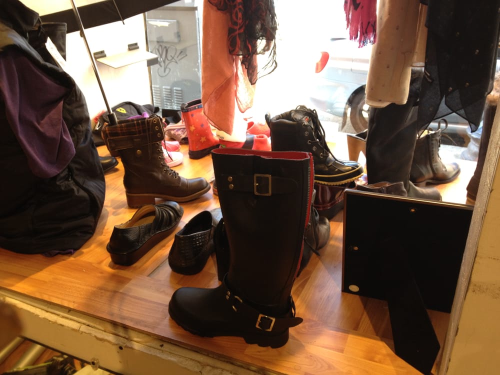 NAHAS SHOES CLOSED 285 Hanover St, Boston, Massachusetts Shoe