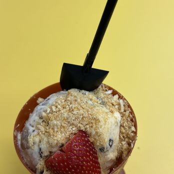 MOSA - Cookie n cream ice cream scoop - Ice Cream & Frozen Yogurt Near Me - Honolulu, Hawaii