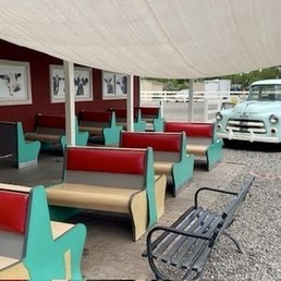Shaded places to eat out front - mid century fabulousness! Shaded places to eat out front - mid century fabulousness!