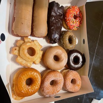 Randy's Donuts - I ordered 12 donuts they gave me 11 and It was not the first time. - Donuts Near Me - Downey, California
