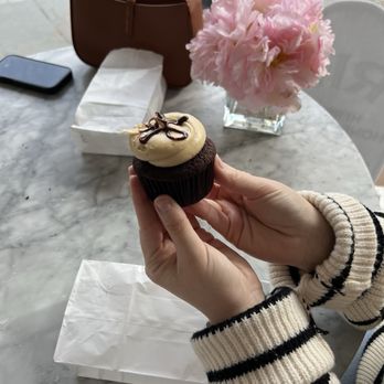 Georgetown Cupcake - Peanut Butter Fudge Cupcake - Cupcakes Near Me - Washington, DC, District of Columbia Georgetown Cupcake - Peanut Butter Fudge Cupcake - Cupcakes Near Me - Washington, DC, District of Columbia