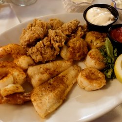 Harrison's Harbour Lights - Some unexpected visitors in the broiled seafood platter