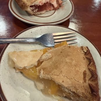Old Route 66 Family Restaurant - Rhubarb strawberry and peach pie - American Near Me - Dwight, Illinois Old Route 66 Family Restaurant - Rhubarb strawberry and peach pie - American Near Me - Dwight, Illinois
