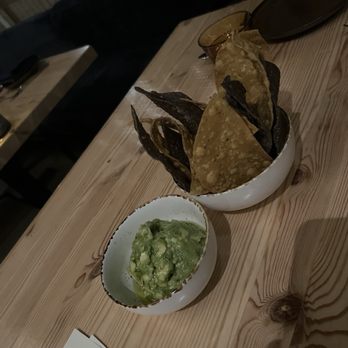 A Tí - guac and chips - Mexican Near Me - Los Angeles, California
