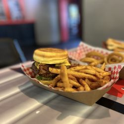 JAX Burger, Fries & Shakes - Bacon burger