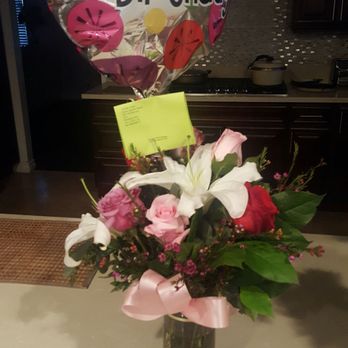 Panache Floral Design - Does this look like $100 dollars worth?? WORST ARRANGEMENT EVER!!! Don't do business with these thieves!!!! - Florists Near Me - Tarzana, California