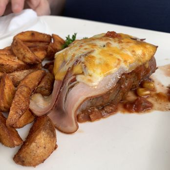 Desperados - Steak "Hazienda" mit Speck, Käse gratiniert, Wedges und Jalapeño-Sauce - Bars Near Me - Schwarzenau, 3