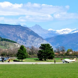 Jaerial-Parachutisme - Cadre magnifique pour sauter. D'en haut on voit mieux les montagnes. :)