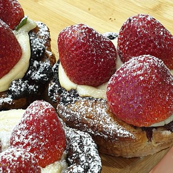 La Petite Souris - Patisserie/Cake Shop Near Me - Alexandra Headland, QLD