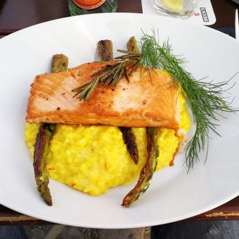 Oosten - Gegrillter Lachs auf Safran-Mandel Risotto mit Spargel. Risoot ist zu käselastig, Lachs war klasse! - International Near Me - Frankfurt, HE Oosten - Gegrillter Lachs auf Safran-Mandel Risotto mit Spargel. Risoot ist zu käselastig, Lachs war klasse! - International Near Me - Frankfurt, HE
