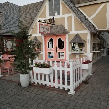 Solvang Alisal Vacation Cottages - Lots of bakeries 1 block up the street - Vacation Rentals Near Me - Solvang, California