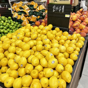 Tony's Fresh Market - a display of lemons - Grocery Near Me - Chicago, Illinois