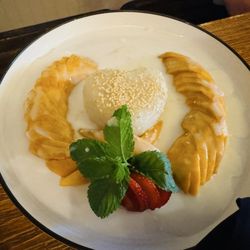 Sticky rice and mango dessert!