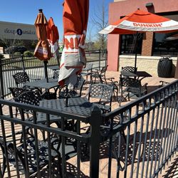 Dunkin' - Outdoor dining