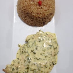Gustitos Criollos - Pechuga de pollo en crema de cilantro y arroz hawaiano