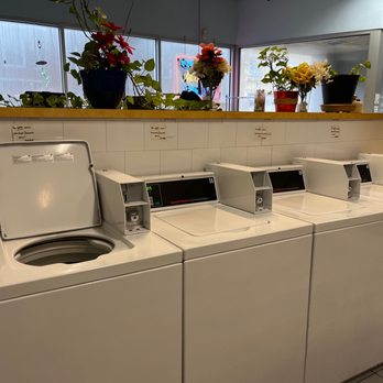 Park Avenue Coin Laundry - $3 washers. My apartment building have these same ones for 1.75. I would happier if they were in the middle here $2.50? - Laundromat Near Me - Oak Park, Illinois Park Avenue Coin Laundry - $3 washers. My apartment building have these same ones for 1.75. I would happier if they were in the middle here $2.50? - Laundromat Near Me - Oak Park, Illinois