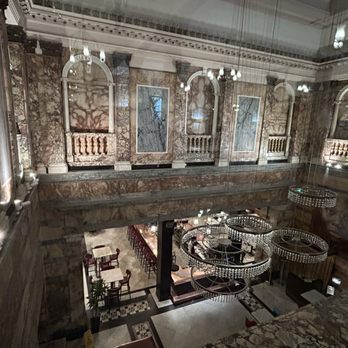 Club Quarters - From the 2nd floor looking down into the lobby restaurant - Hotels Near Me - London, XGL