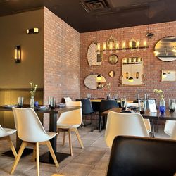 Rustic 21 Bistro - Interior Decor