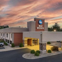 Exterior outside entrance of Best Western Delta Inn - Exterior Twilight - Effingham, Illinois Exterior outside entrance of Best Western Delta Inn - Exterior Twilight - Effingham, Illinois