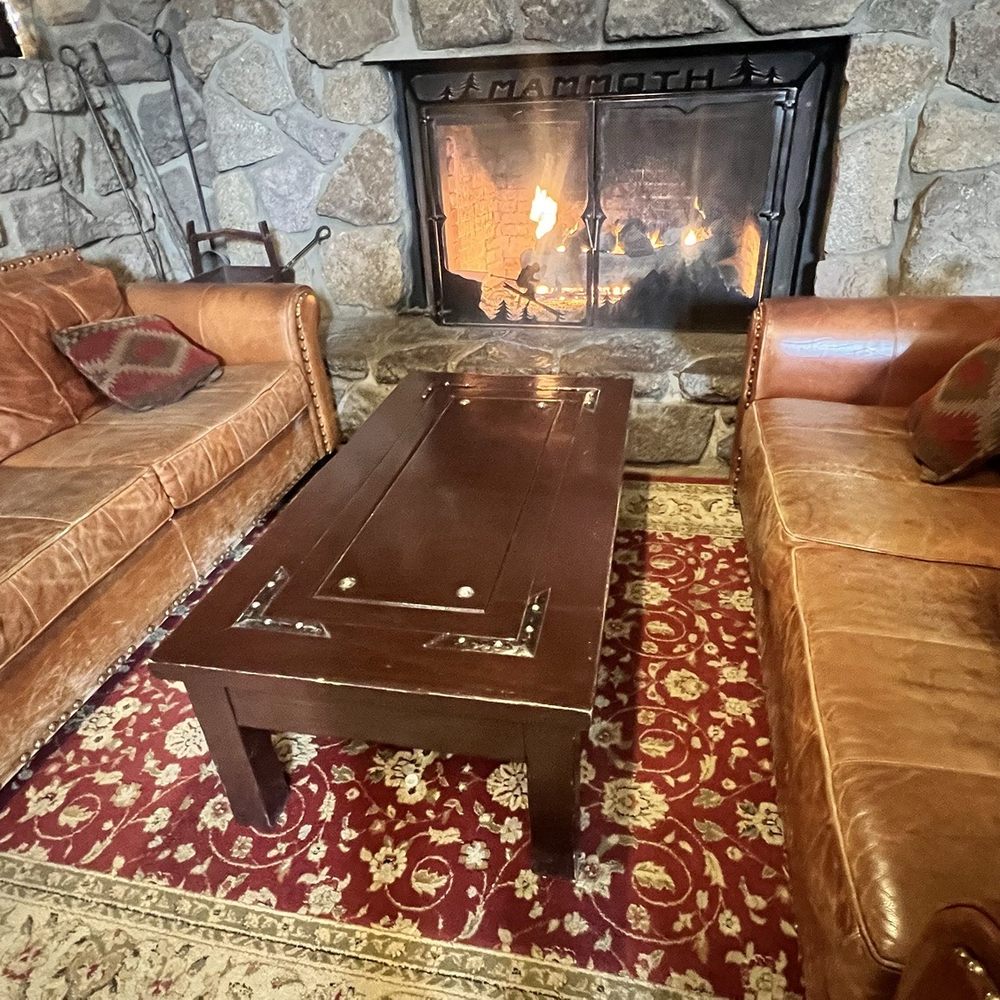 Mammoth Mountain Inn - Cozy seating area in lobby - Ski Resorts Near Me - Mammoth Lakes, California Mammoth Mountain Inn - Cozy seating area in lobby - Ski Resorts Near Me - Mammoth Lakes, California