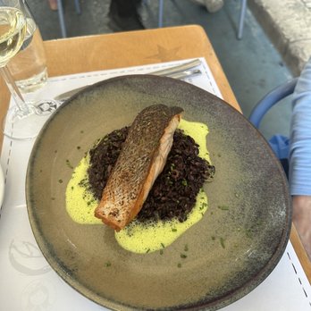Baixamar - Salmon on forbidden rice with ginger and lemongrass foam - Seafood Near Me - Lisbon, 11 Baixamar - Salmon on forbidden rice with ginger and lemongrass foam - Seafood Near Me - Lisbon, 11