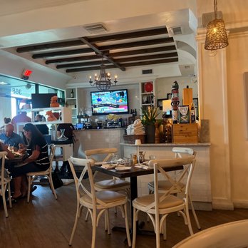 Molto Trattoria - people sitting at tables in a restaurant - Italian Near Me - Naples, Florida Molto Trattoria - people sitting at tables in a restaurant - Italian Near Me - Naples, Florida
