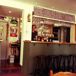 De Zwaan - Tiental geuzes en evenveel krieken achter de bar.