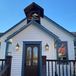 The Public House - The Public House restaurant is located in a charming old schoolhouse at the back of a picturesque courtyard.