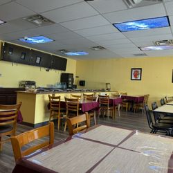 Deccan Delights - Tidy, inviting dining room with large a lunch bar