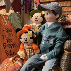 Nest 1896 - Edwin, our shop elf, with Minnie & Mickey downstairs in Haunted Hallow