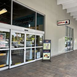 Petco - Rótulo del pasillo y entrada