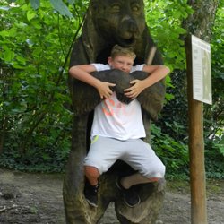 Zoo Dečín - Ach Du Schreck, der Bär hat ihn gepackt !