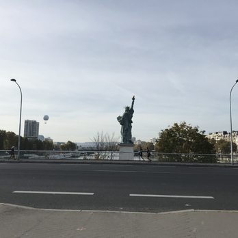 Statue de la Liberté - Local Flavor Near Me - Paris, 75