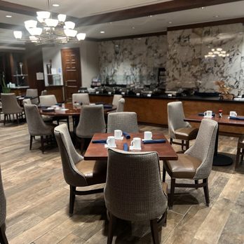 Oak Tavern - Inside seating - Pubs Near Me - Prattville, Alabama