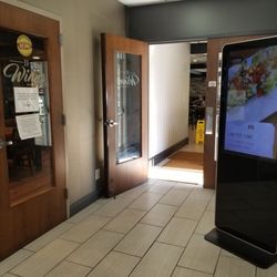 JJ Winns Restaurant & Lounge - Enter restaurant through hotel lobby