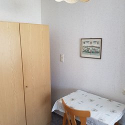 Pension Ruth Götz - Schrank und Tisch
