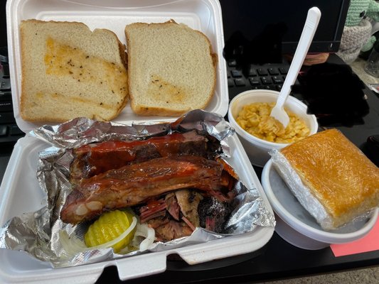 Bee's Barbecue by null